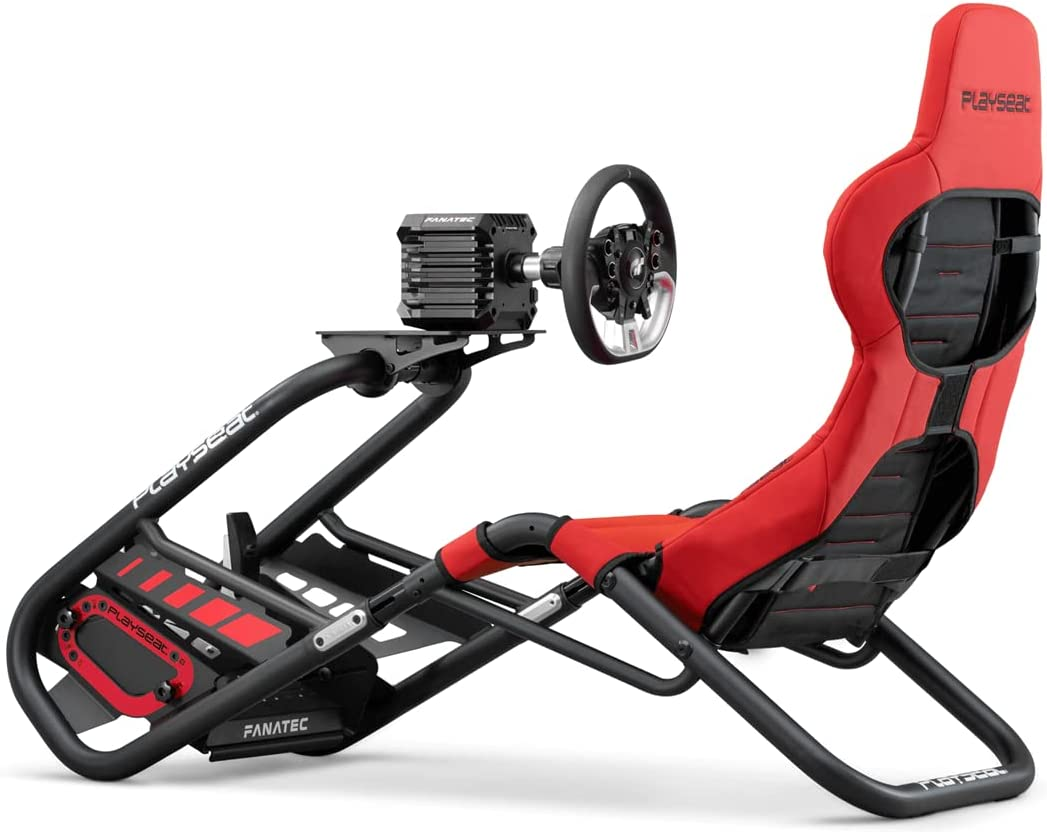 Asiento de simulador de carreras, con volante y pedales, y un asiento rojo.
