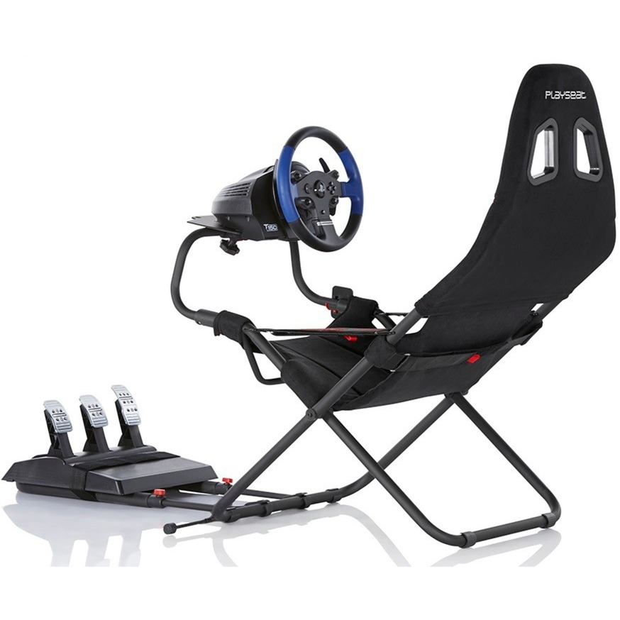 Configuración de silla gaming con volante y pedales. Silla y marco negros.