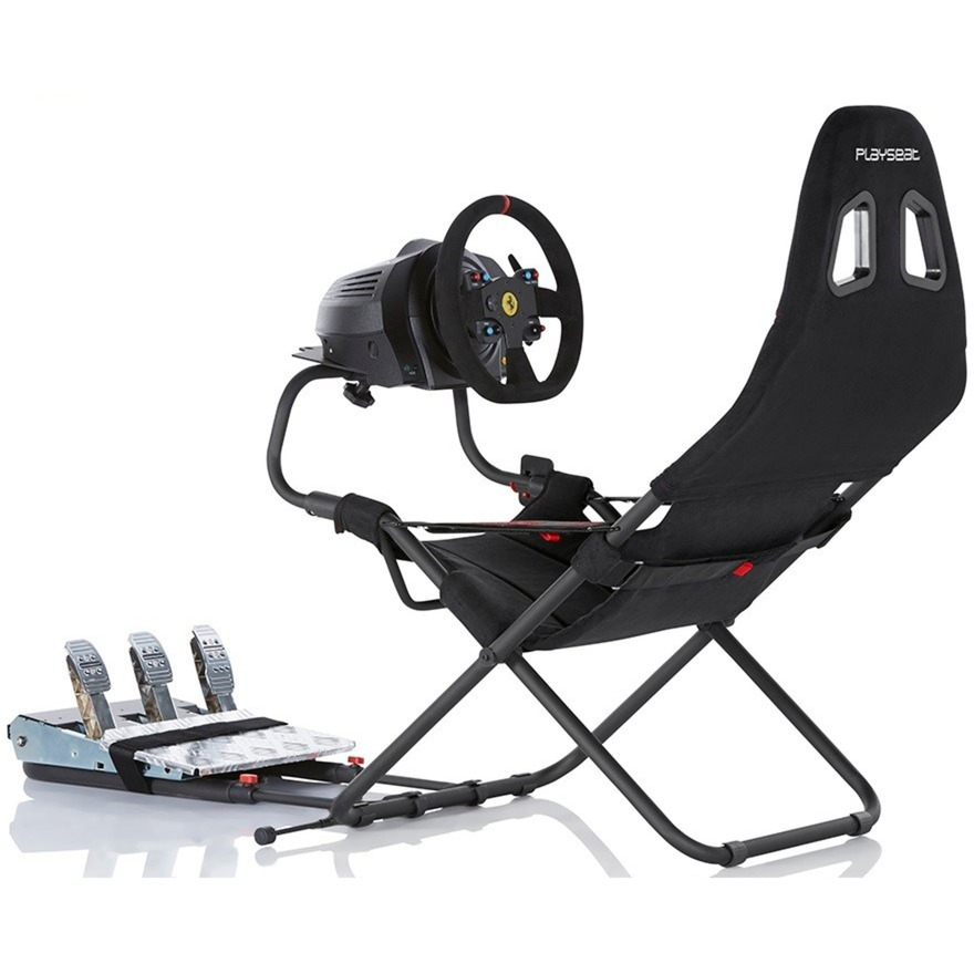 Una silla de simulador de carreras con volante, pedales y una pantalla.