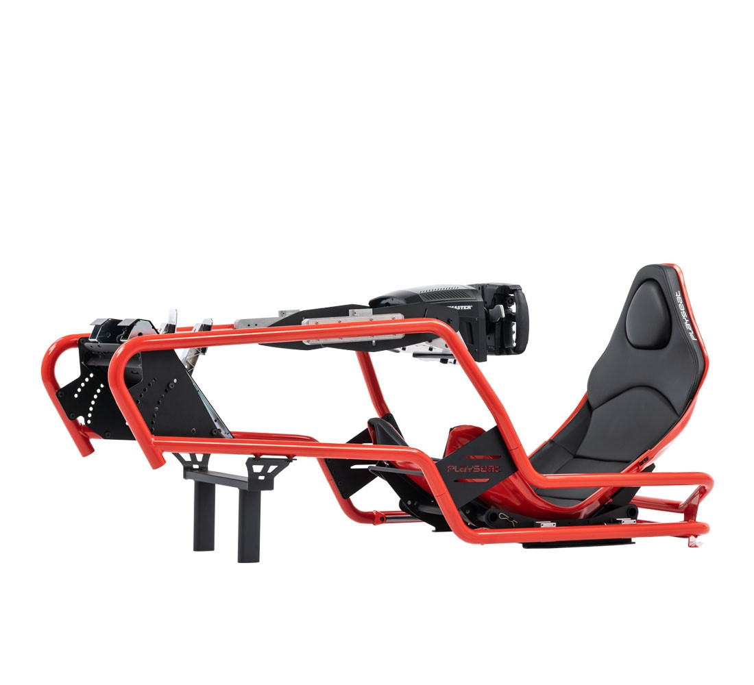 Una silla y estructura roja de simulador de carreras, lista para que un usuario se siente y use un volante.