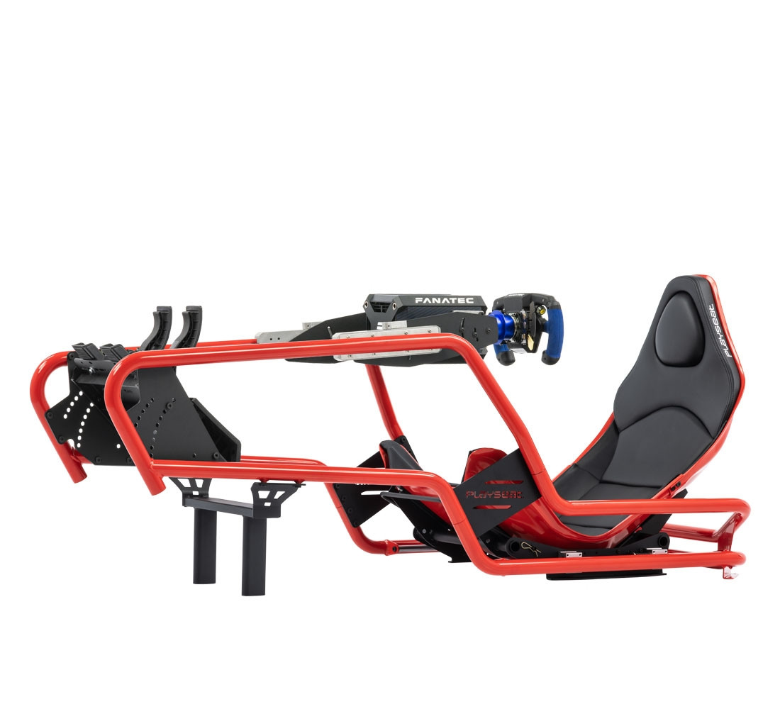 Estructura de simulador de carreras roja, asiento negro y volante. Fondo blanco.