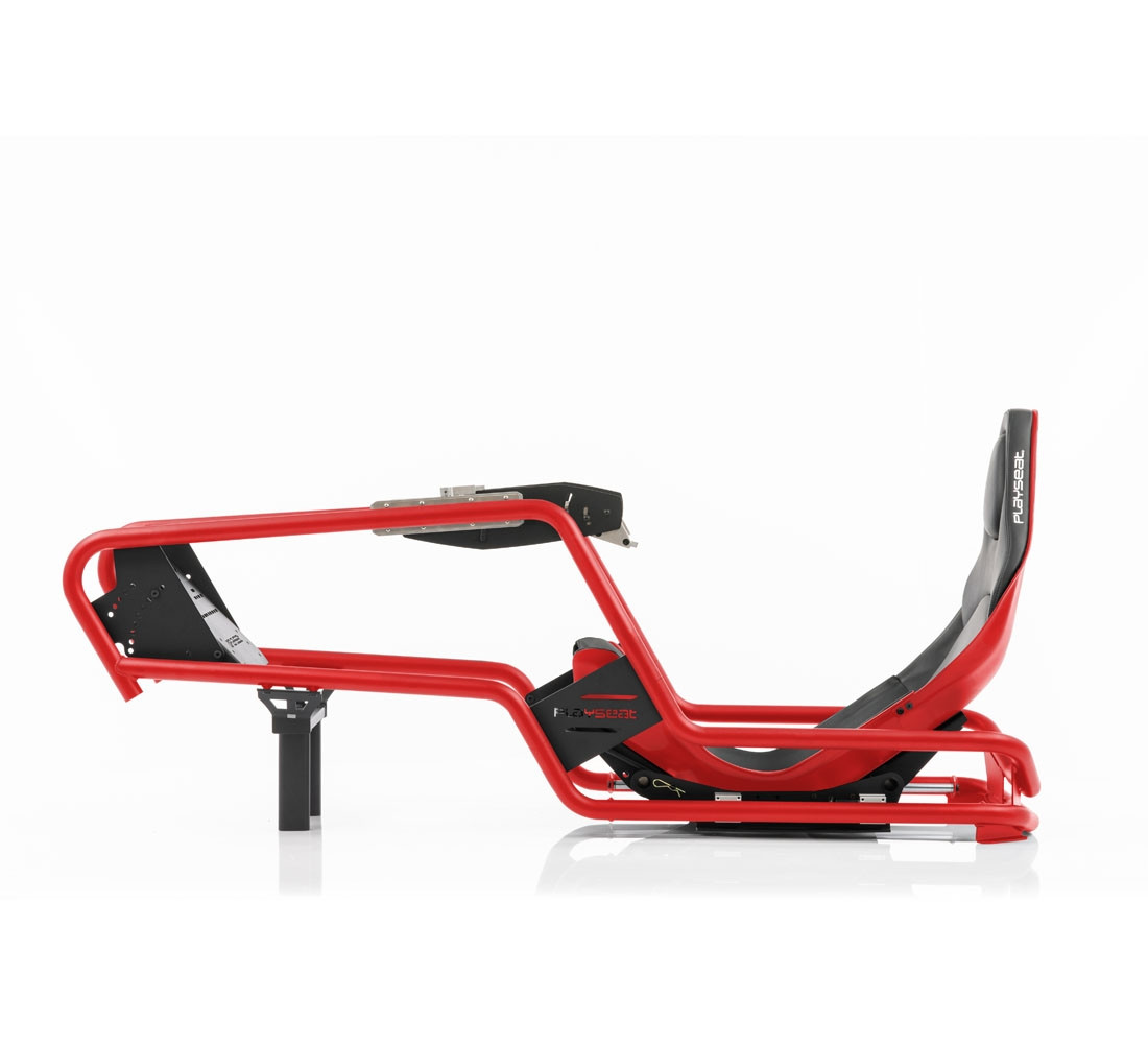 Una persona en un asiento de simulador de carreras de autos, con un volante y un monitor.