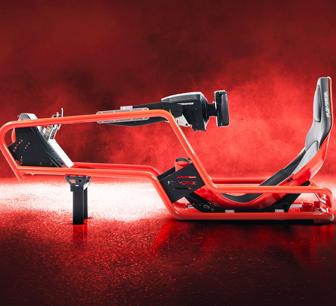Asiento de simulador de carreras rojo con volante y pedales, sobre fondo rojo.