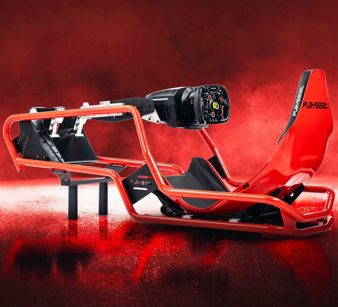 Asiento de simulador de carreras rojo con volante negro. La escena tiene fondo rojo.