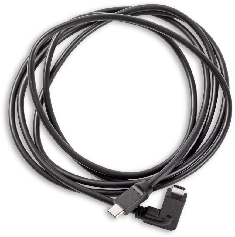 Fekete USB-C kábel, feltekerve. Két csatlakozó, az egyik derékszögű.
