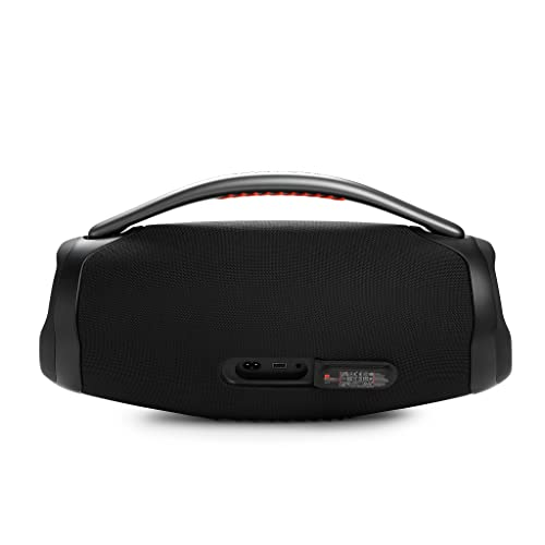 Parte trasera del altavoz JBL Boombox negro con asa, puertos y el logotipo de JBL.