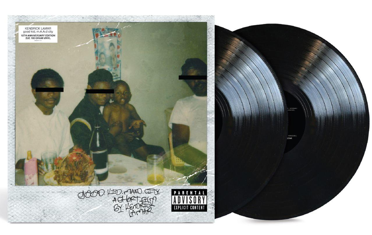 Albumcover von Kendrick Lamars Album mit zwei Vinylplatten rechts.