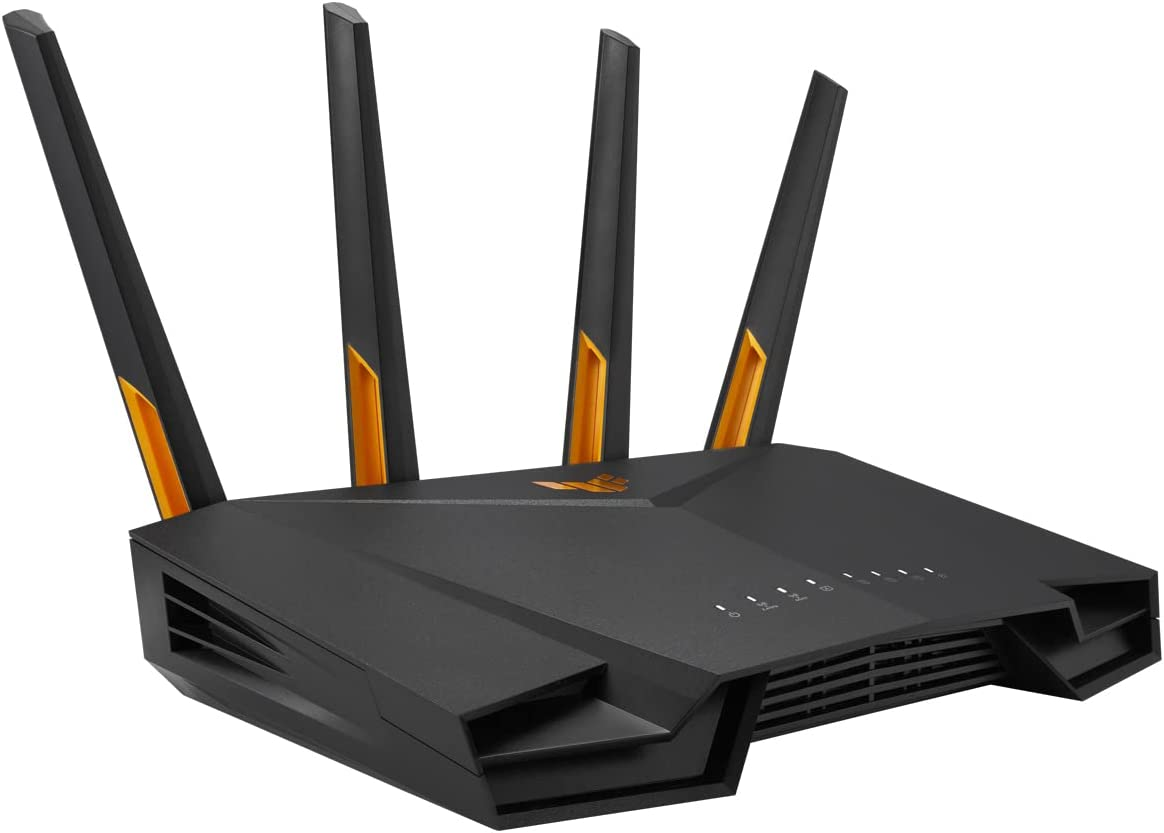 Routeur noir avec quatre antennes et des accents orange. Il est sur un fond blanc.