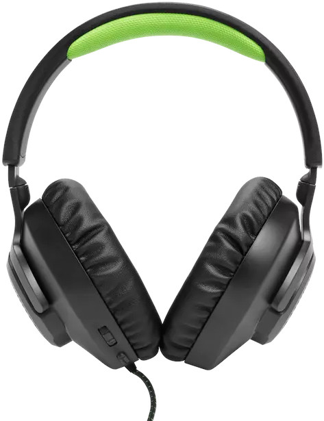 Casque noir avec bandeau vert. Écouteurs noirs. Fond blanc.