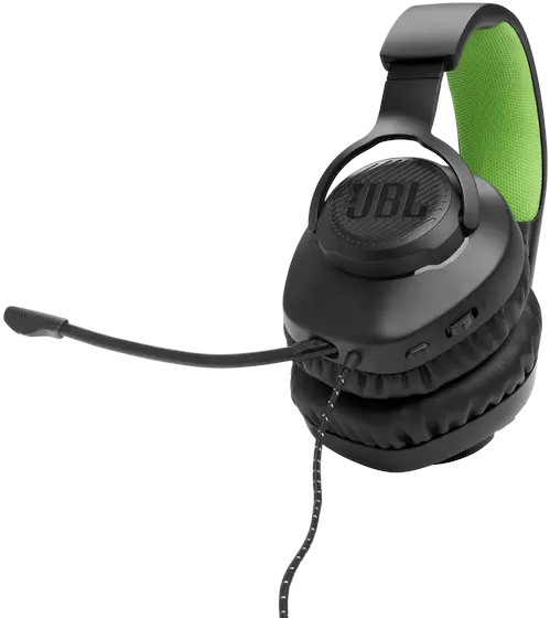 Casque de jeu noir et vert avec un microphone. Fond blanc.