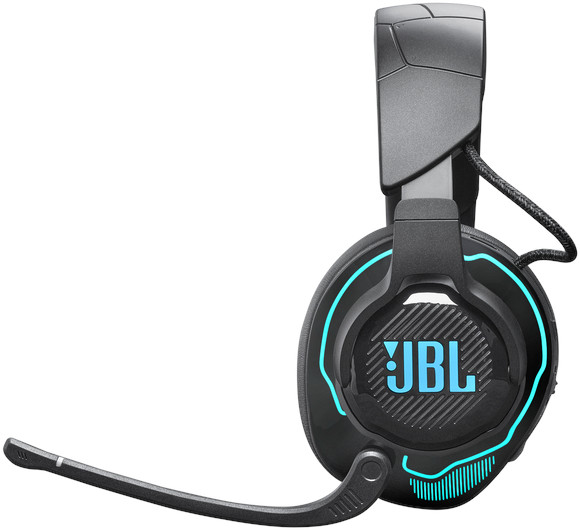 Casque de jeu JBL noir avec des lumières néon bleues. Le microphone est déployé.
