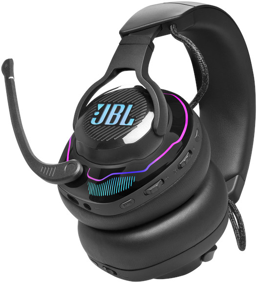 Un casque de jeu JBL noir avec un microphone. Il possède un éclairage RVB sur les oreillettes et le logo JBL est proéminent.