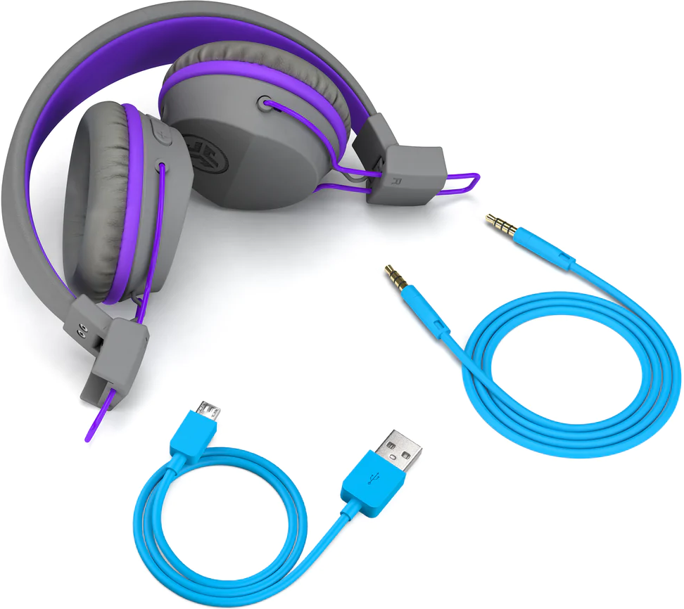 Graue und lila Kopfhörer und zwei blaue Verbindungskabel. Ein Kabel hat einen USB-Anschluss.