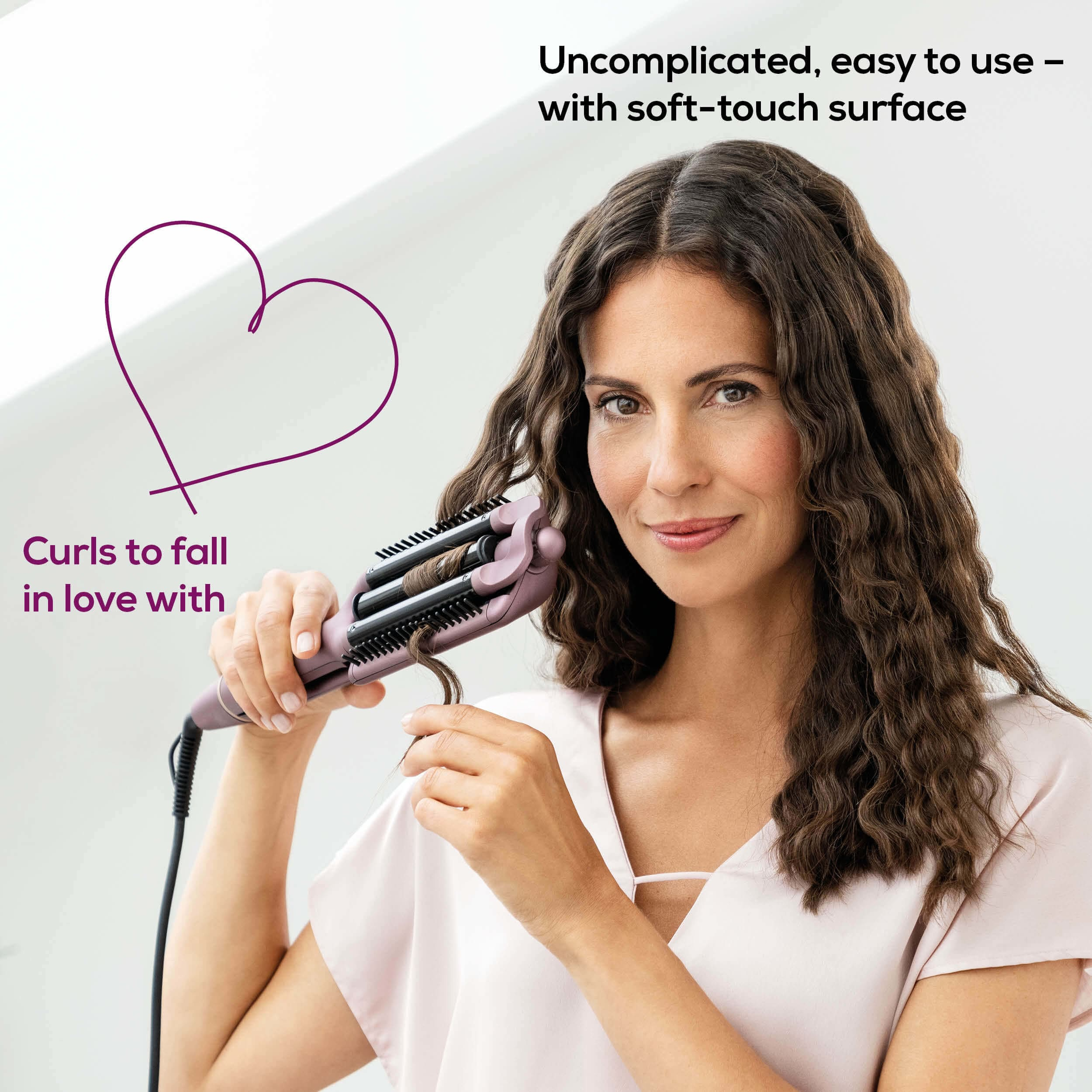 Eine Frau, die ihre Haare mit einem Lockenstab stylt, mit Text-Overlay.
