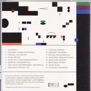 CD-Cover mit abstrakten Formen, Text mit Titeln, weißer, schwarzer und blauer Hintergrund.