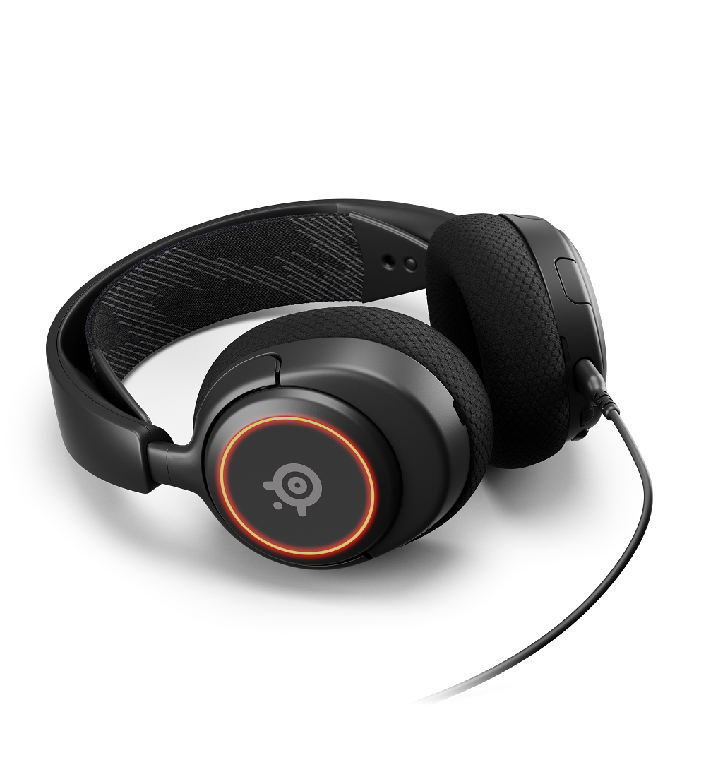 Kulaklıklarında turuncu ışıklı bir logoya ve siyah bir kabloya sahip siyah SteelSeries kulaklıklar.
