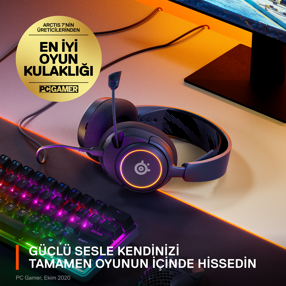 Klavye ve kulaklıkla oyun kurulumu. Kulaklık vurgulanıyor. Arka plan karanlık.