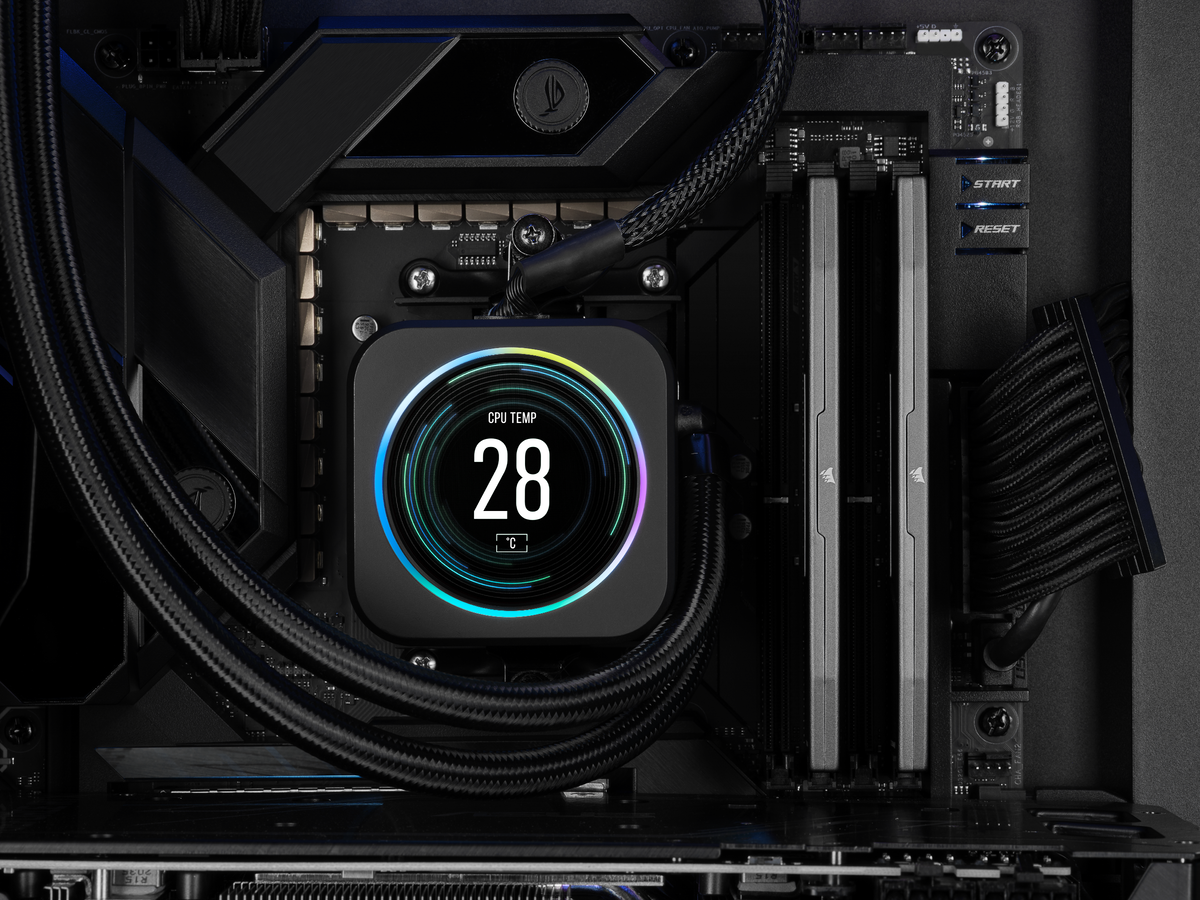 Ein Computer-Kühler mit Temperaturanzeige, auf einem Motherboard montiert.