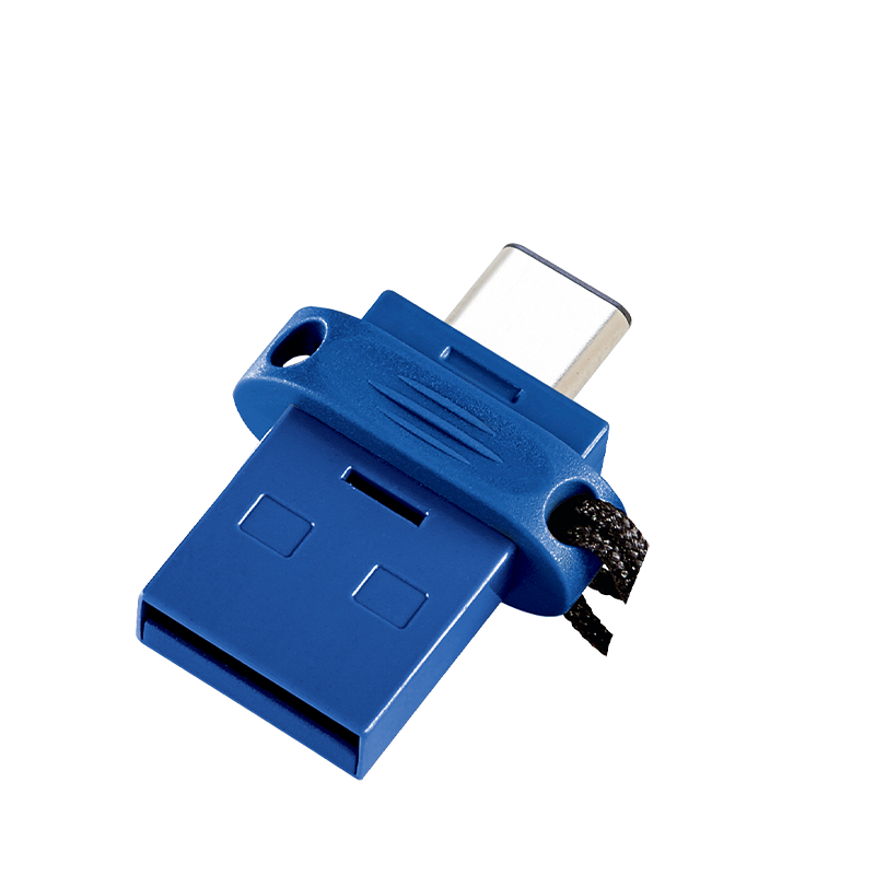 Beyaz bir arka plan üzerinde, mavi bir USB - USB-C adaptörü, siyah bir kordon takılı.
