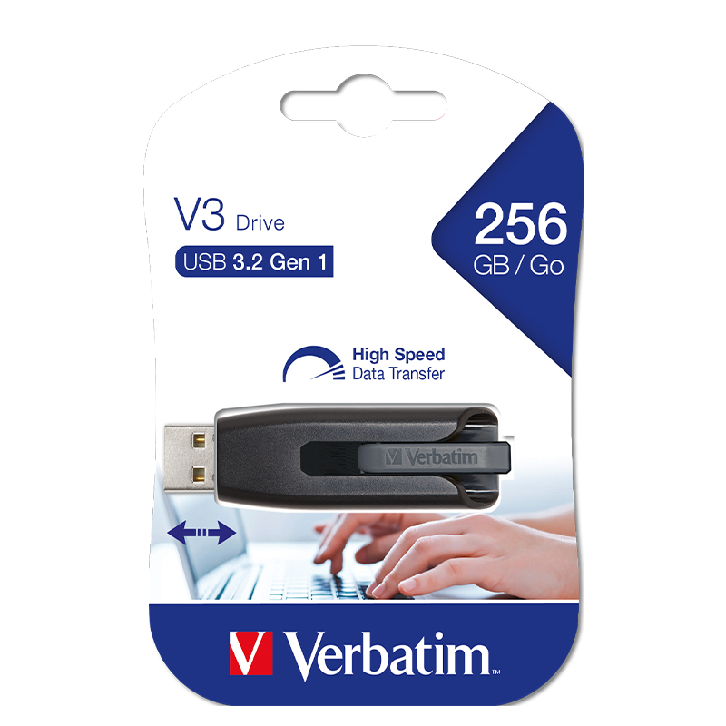 Ambalajında Verbatim USB 3.2 Gen 1 flash sürücü, bir kişinin elleriyle yazıyor.