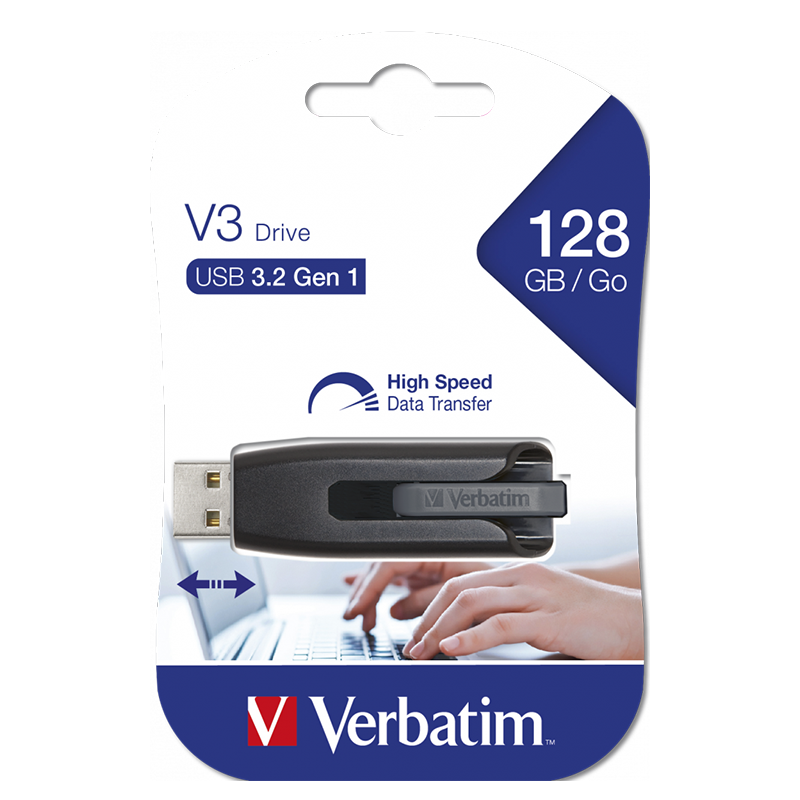 Ambalajında USB flash sürücü. Arka planda bir dizüstü bilgisayarda yazan eller.