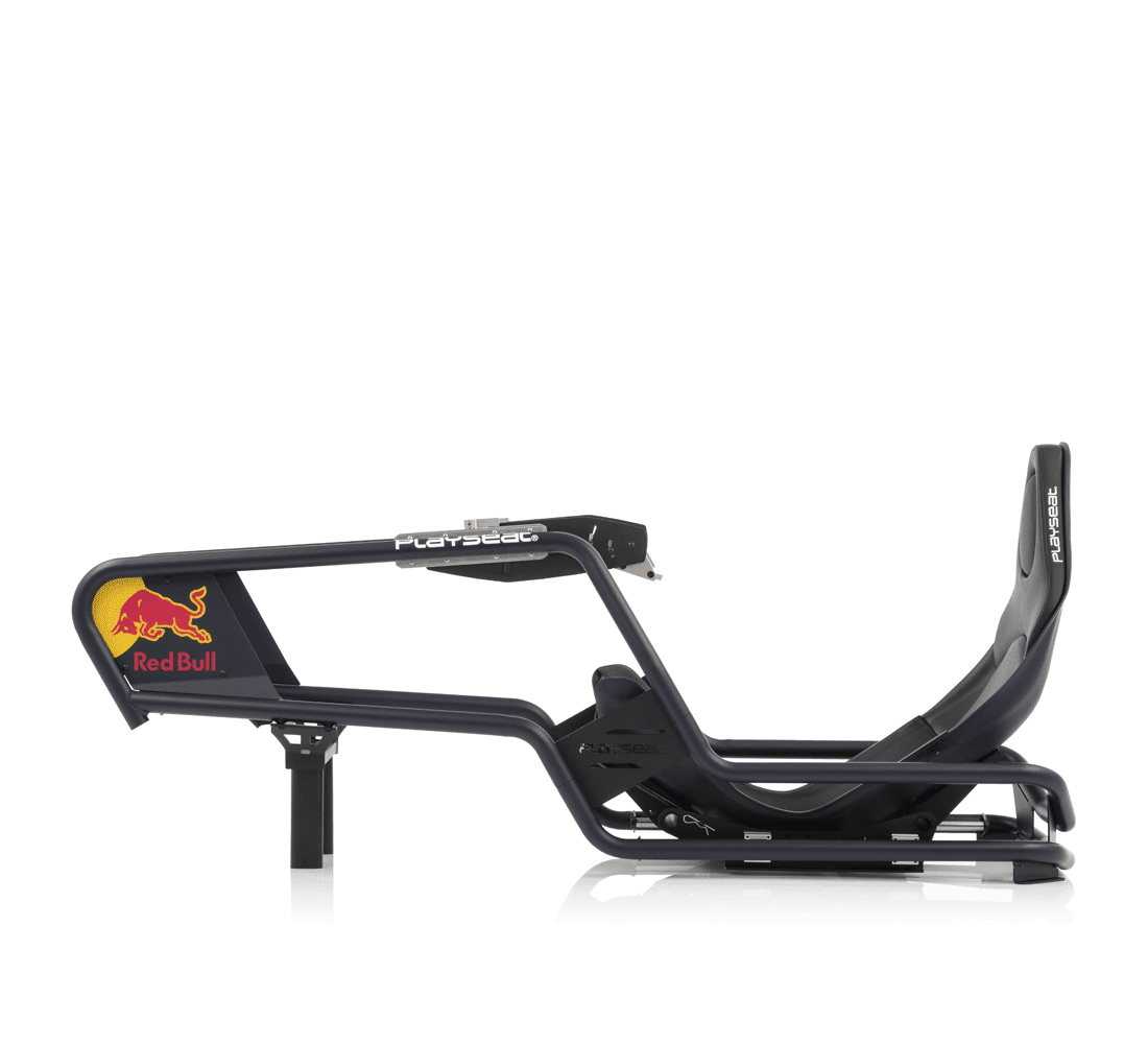 Asiento negro de simulador de carreras con la marca Red Bull. Está sobre un fondo blanco.