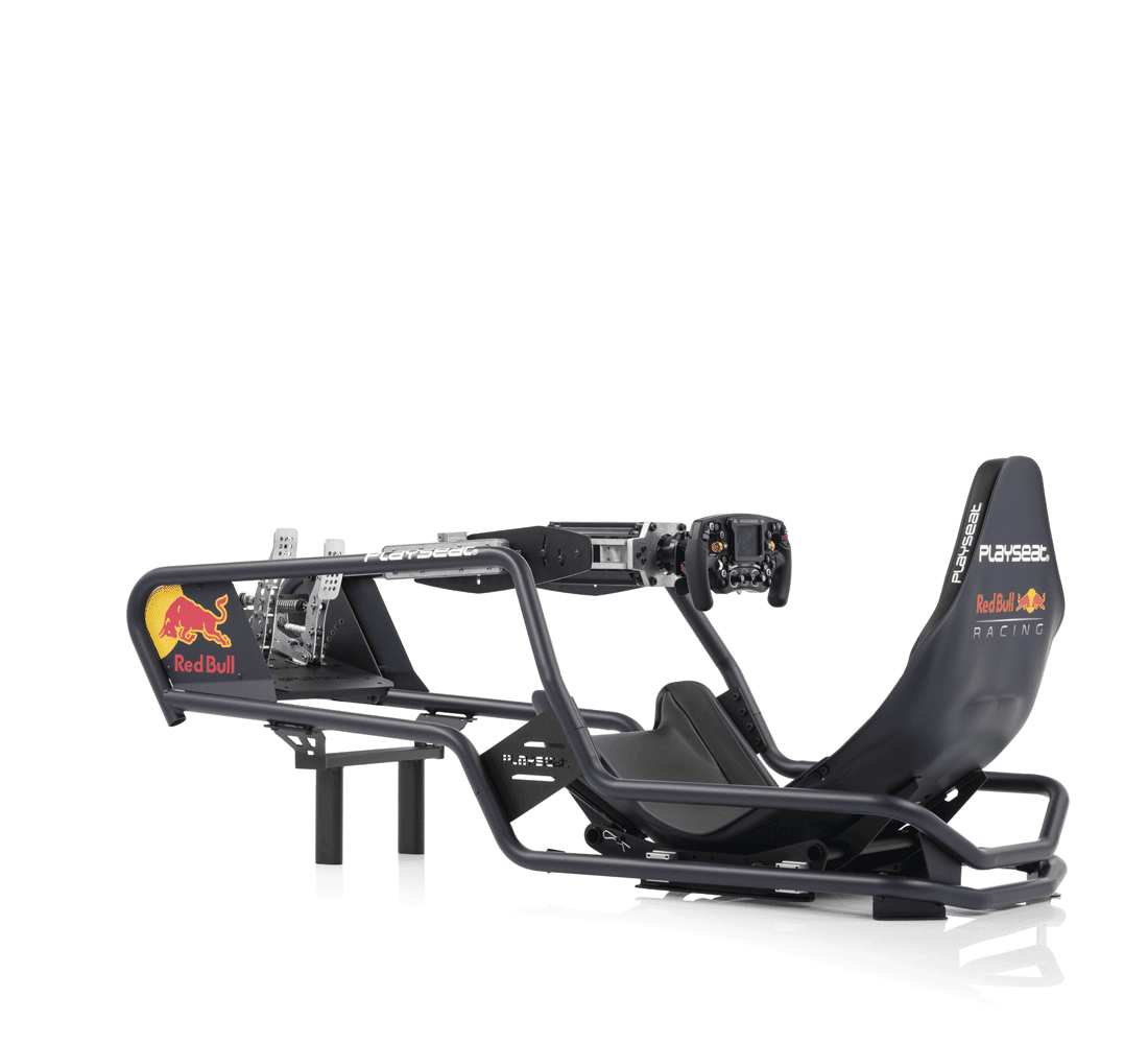 Una cabina de simulador de carreras negra con la marca Red Bull, pedales y volante.