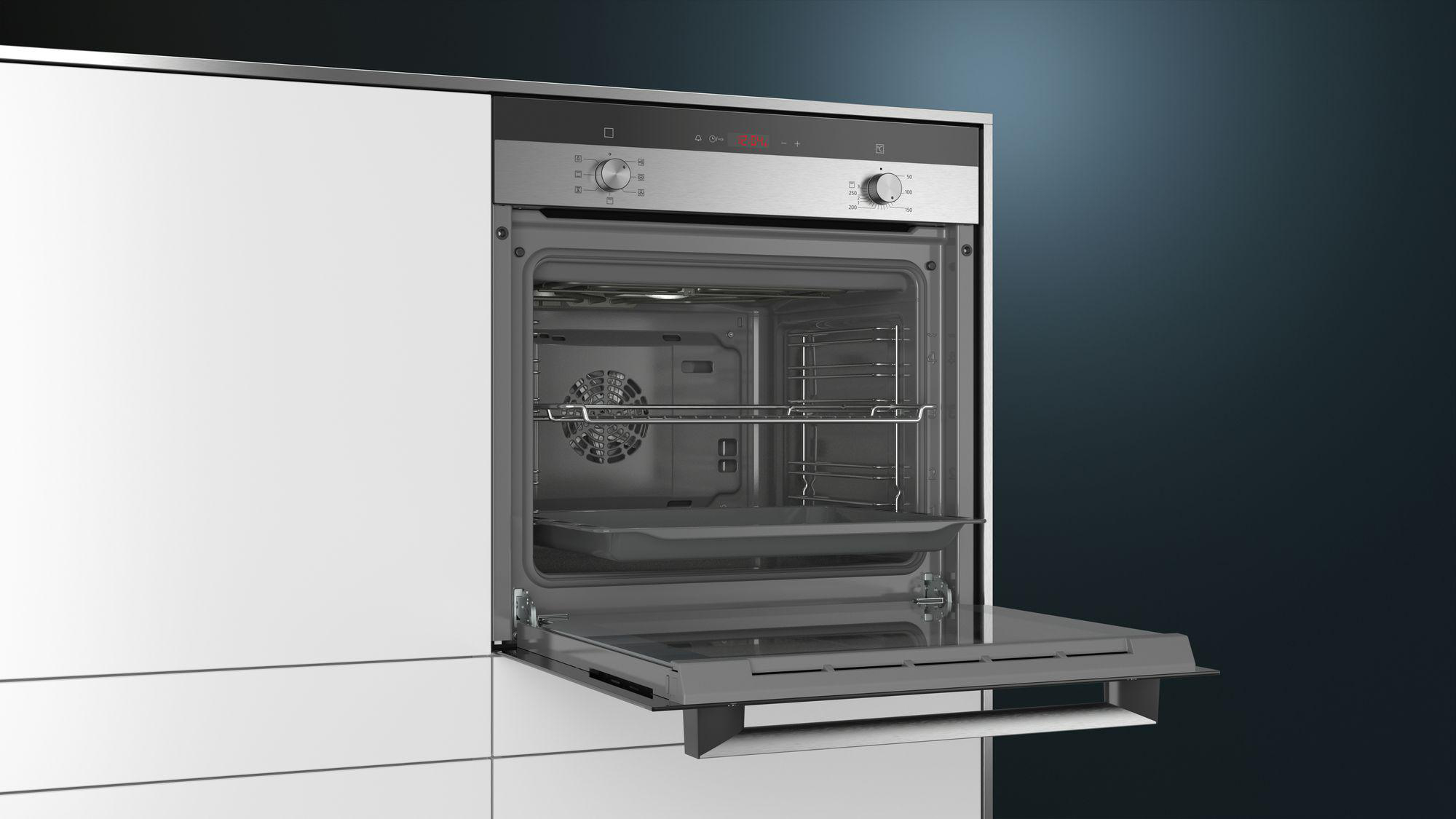 Ein offener Einbau-Backofen mit Innenbeleuchtung und Einschüben.
