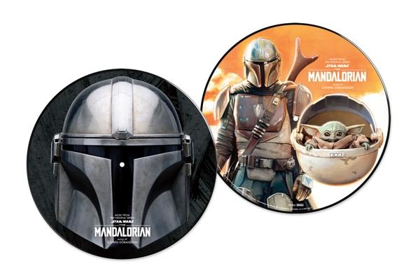 Twee Star Wars Mandalorian-vinylplaten. Eén toont de helm, de andere de Mandalorian en Grogu.
