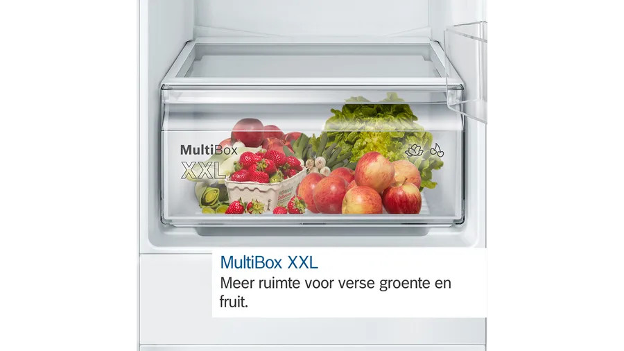 Intérieur du réfrigérateur : tiroir transparent avec fruits et légumes. Pommes, fraises, laitue. Porte blanche.
