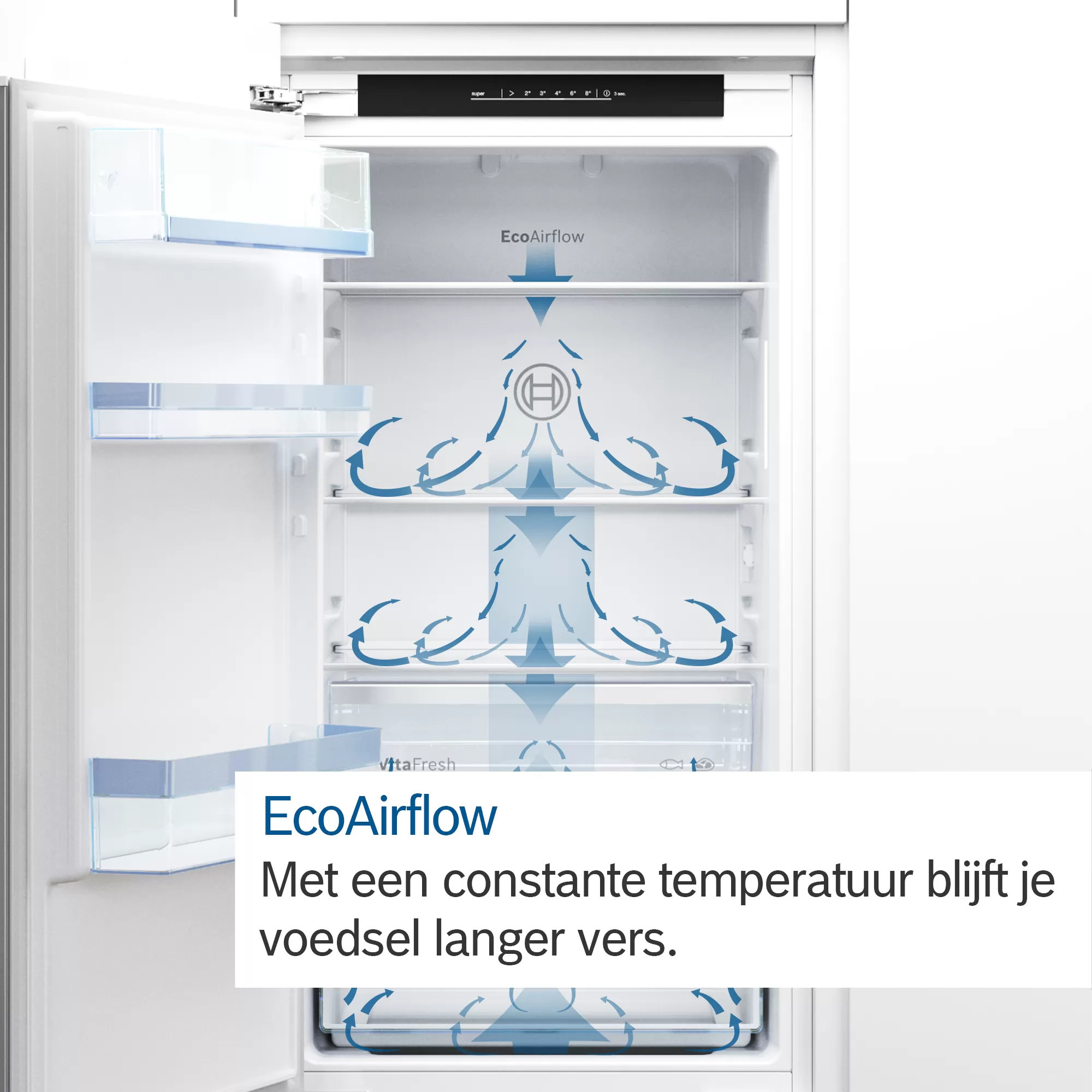 Geopend koelkastinterieur met planken en EcoAirflow-systeem met blauwe pijlen die luchtstroom aangeven.