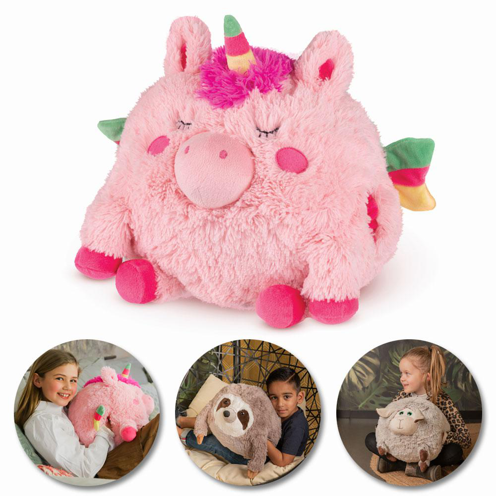 Ein rosa Einhorn-Plüschtier. Es gibt auch Kinder mit Stofftieren.
