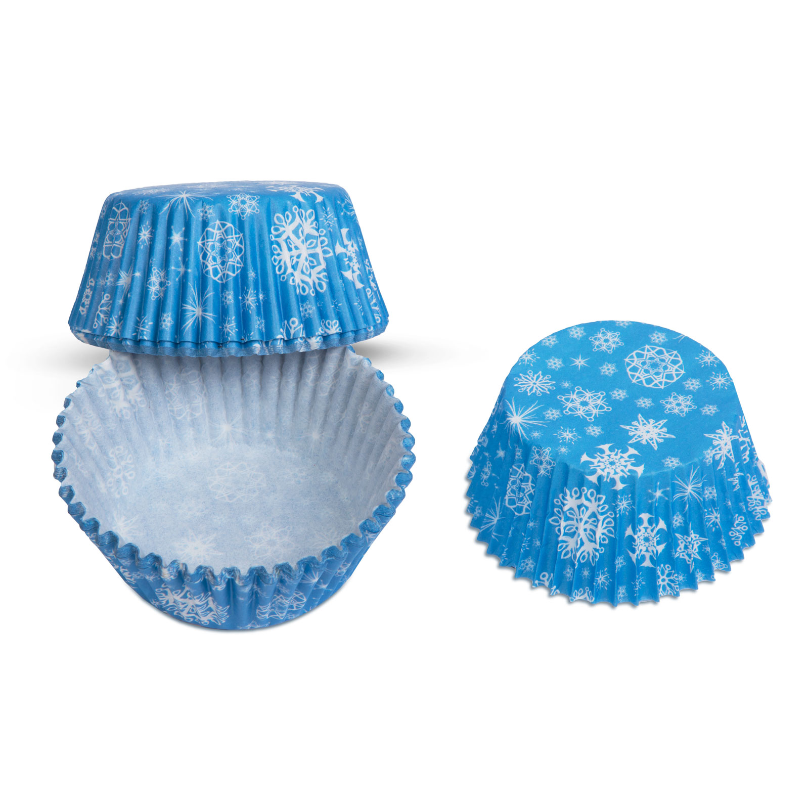 Három világoskék cupcake-papír, fehér hópelyhecskékkel. Egy nyitott, kettő egymáson. Fehér háttér.