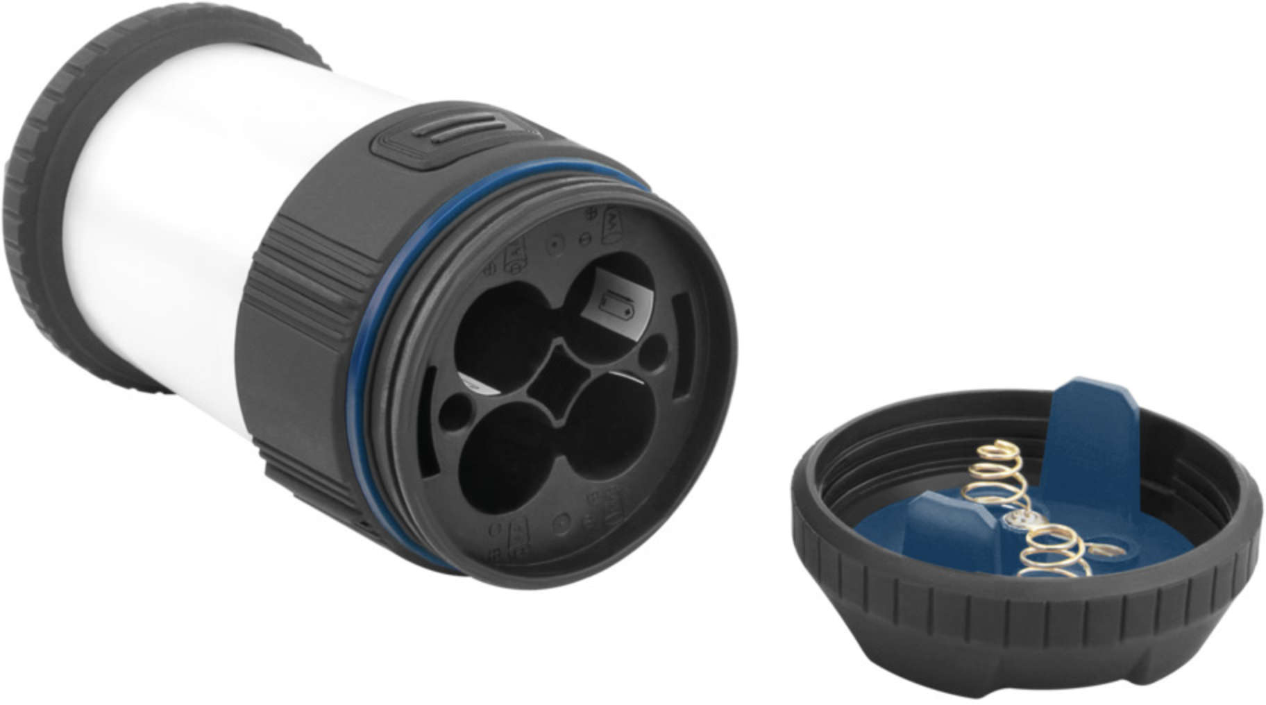 Eine weiß-schwarze Laterne mit geöffnetem Batteriefach, das die Batteriesteckplätze zeigt.