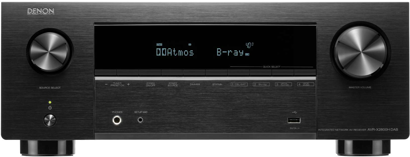 Denon AV-Receiver. Schwarze Frontplatte. Display zeigt 'Dolby Atmos'. Mehrere Knöpfe und Regler.