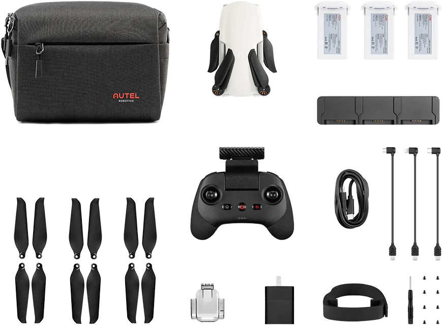 Drone-onderdelen: koffer, drone, oplader, afstandsbediening, propellers en kabels.