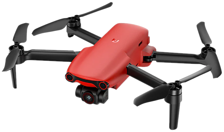 Rode drone met zwarte propellers, camera aan de voorkant. Propellers staan schuin. Witte achtergrond.