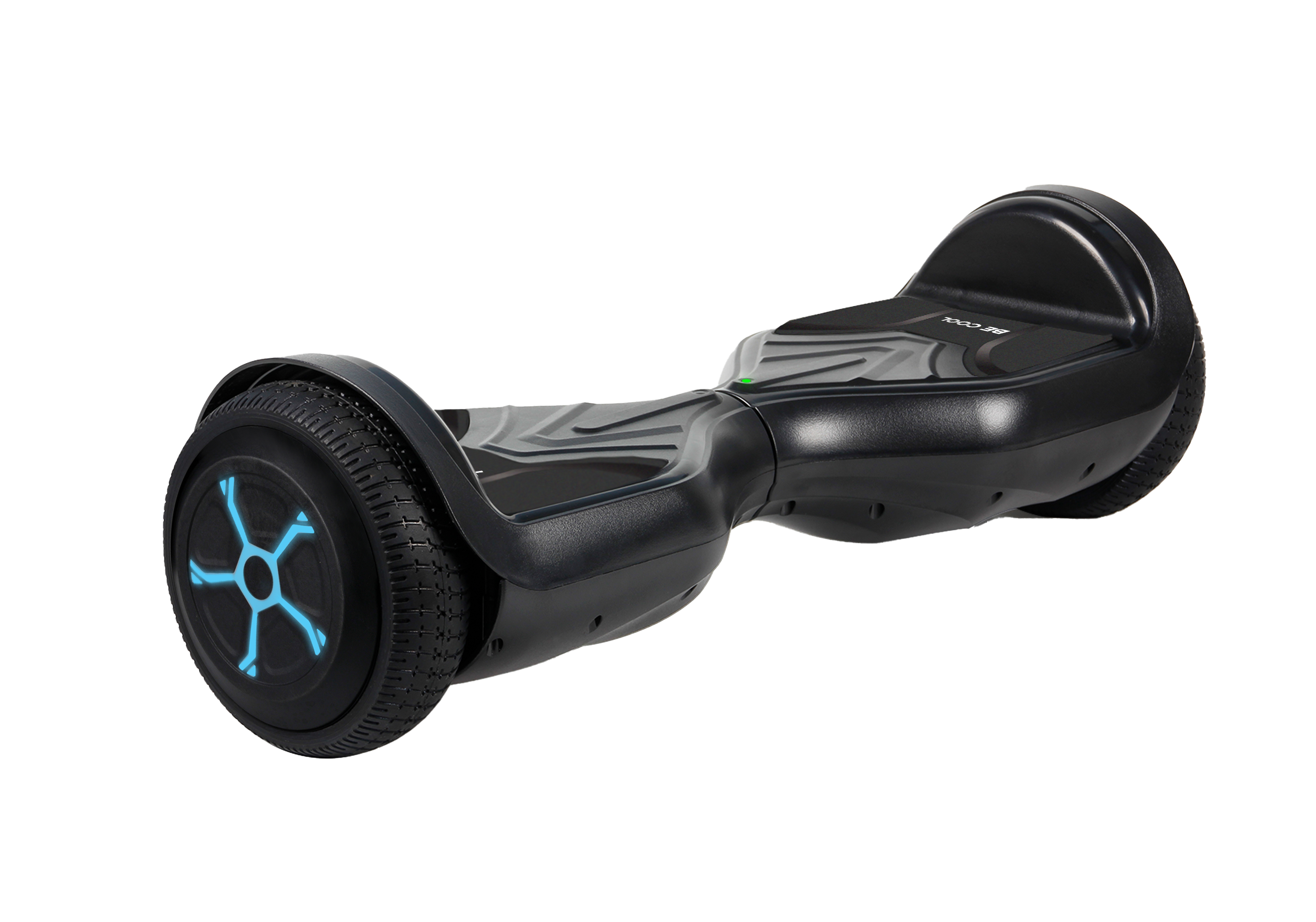 Ein schwarzes Hoverboard auf dunklem Hintergrund. Es hat blaue Lichter an den Rädern und ein schlankes Design.