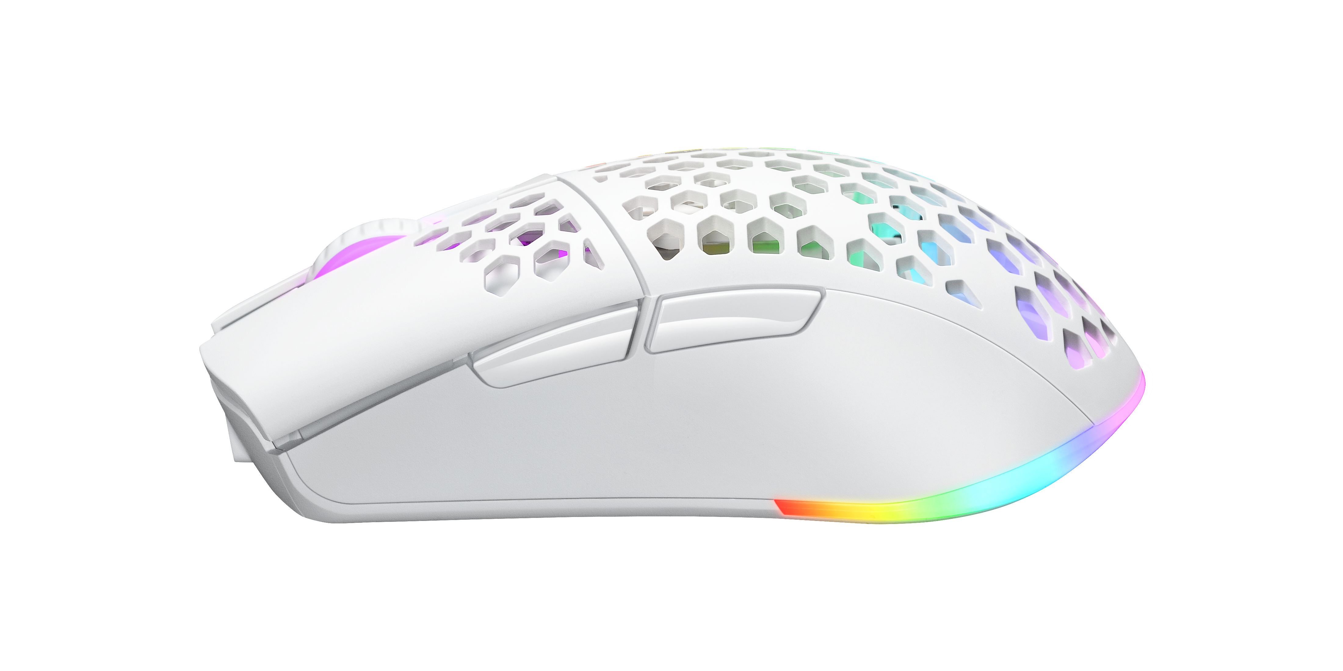 Eine weiße Gaming-Maus mit Wabenmuster. Sie hat mehrfarbige Lichter um die Basis und Tasten.