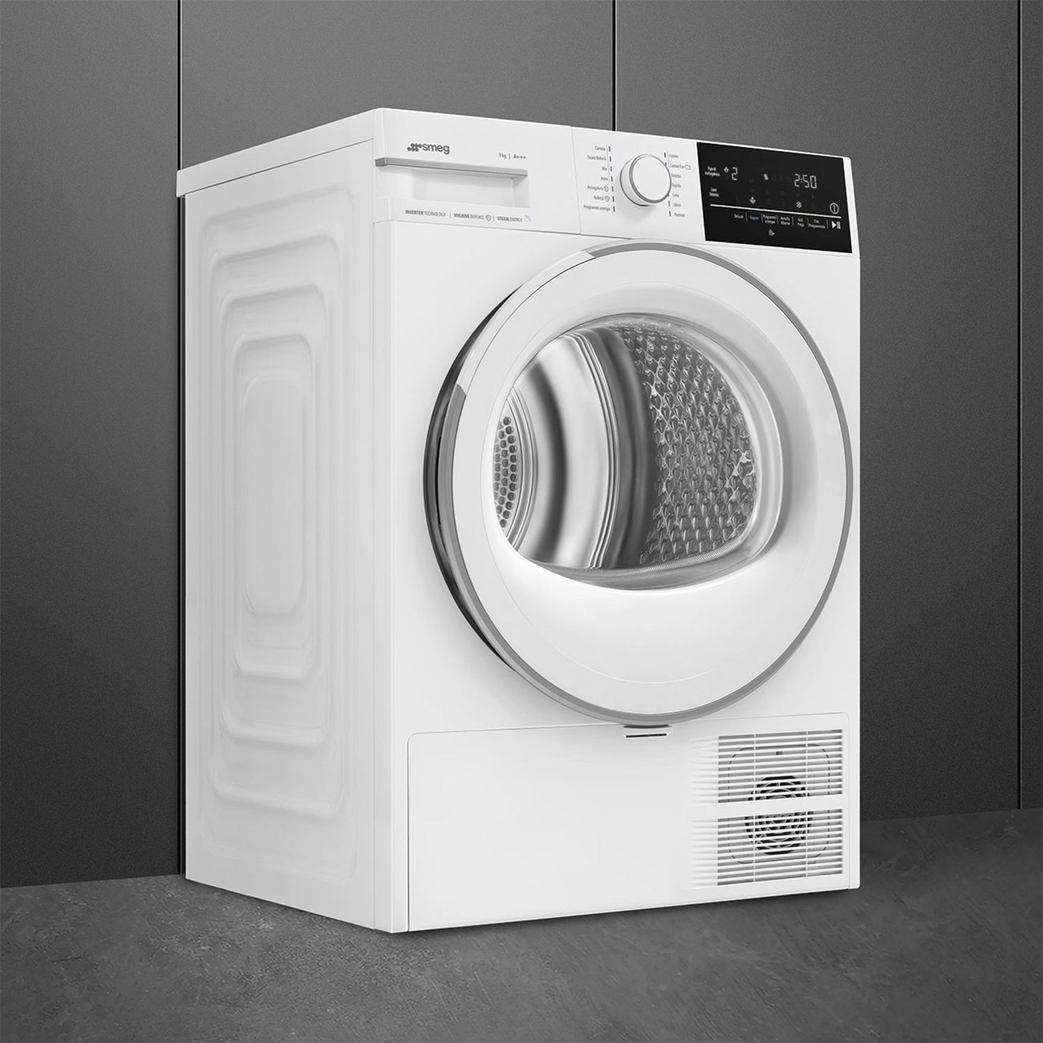 Asciugatrice Smeg bianca su sfondo grigio. Ha una porta rotonda e un pannello di controllo.