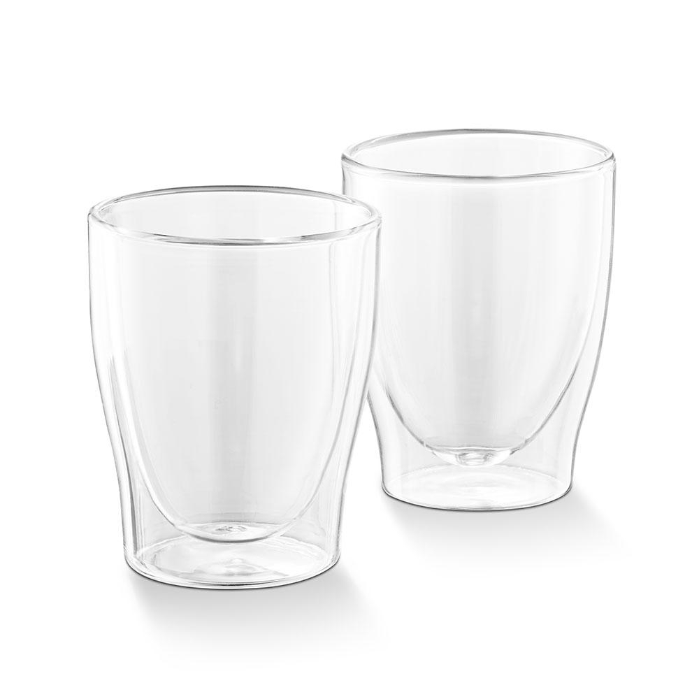 Zwei klare Glasbecher. Beide sind leer und auf einer weißen Oberfläche.