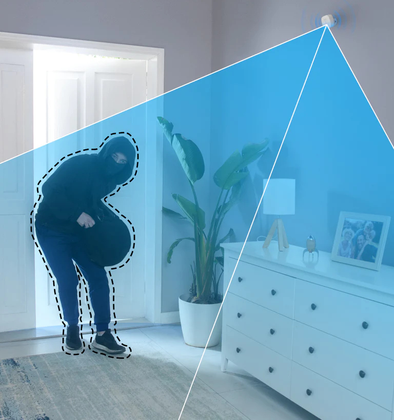 Een inbreker in een zwarte outfit bij een deur, gemarkeerd met een blauw gebied, huisbeveiliging.