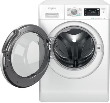 Een witte wasmachine met de deur open, die het interieur laat zien.