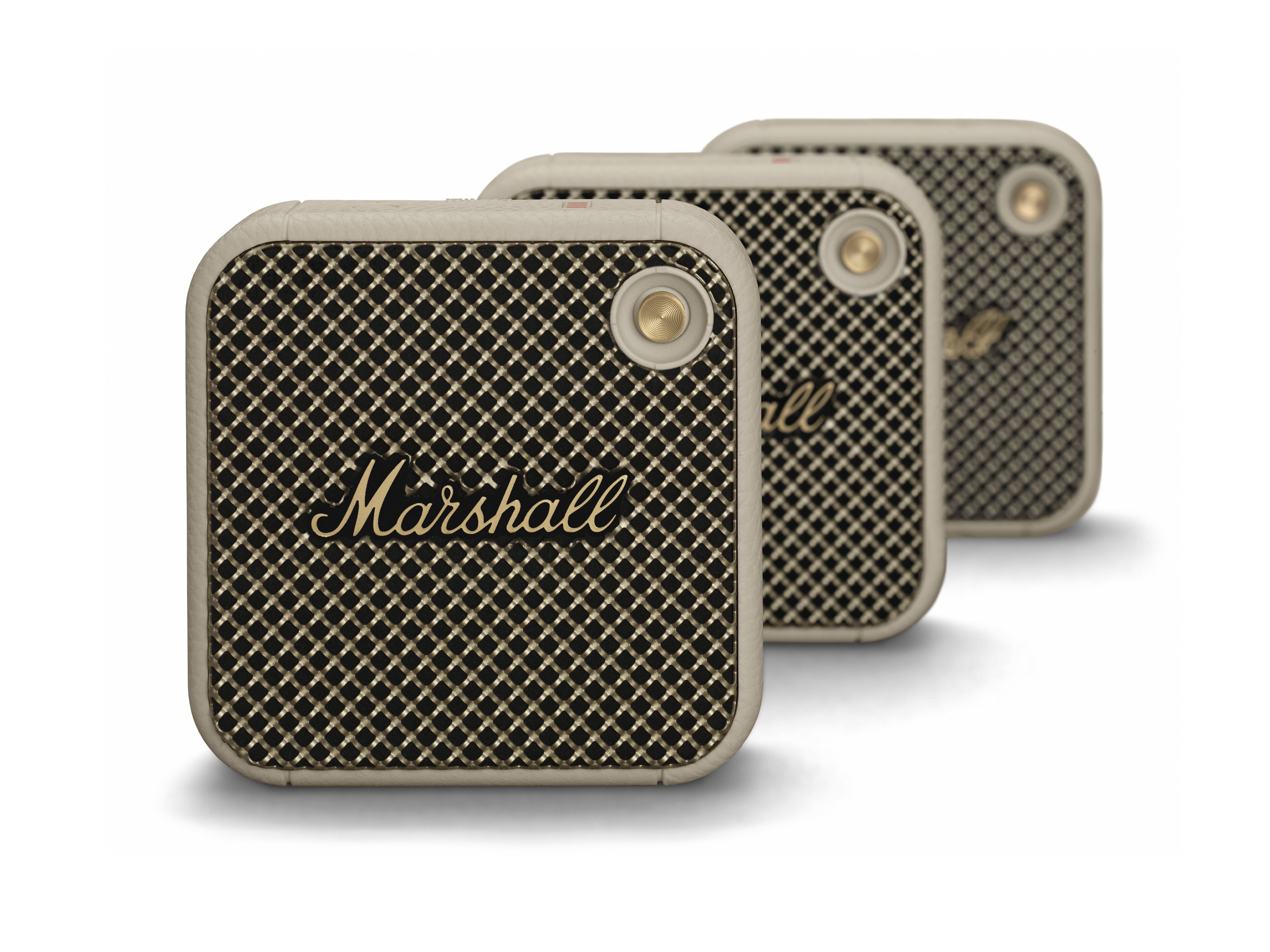 Drei kleine Marshall-Lautsprecher in einer Reihe. Sie sind cremefarben mit goldenen Akzenten und einem Marshall-Logo.