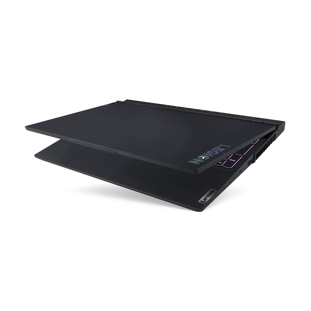 Ordenador portátil negro, parcialmente abierto, logotipo de Lenovo Legion en la parte trasera. Fondo negro. Teclado visible.