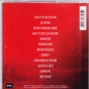 CD-Cover mit Songtiteln, roter Hintergrund. Text beinhaltet Heavy is the Ocean, Slow Me, und mehr.