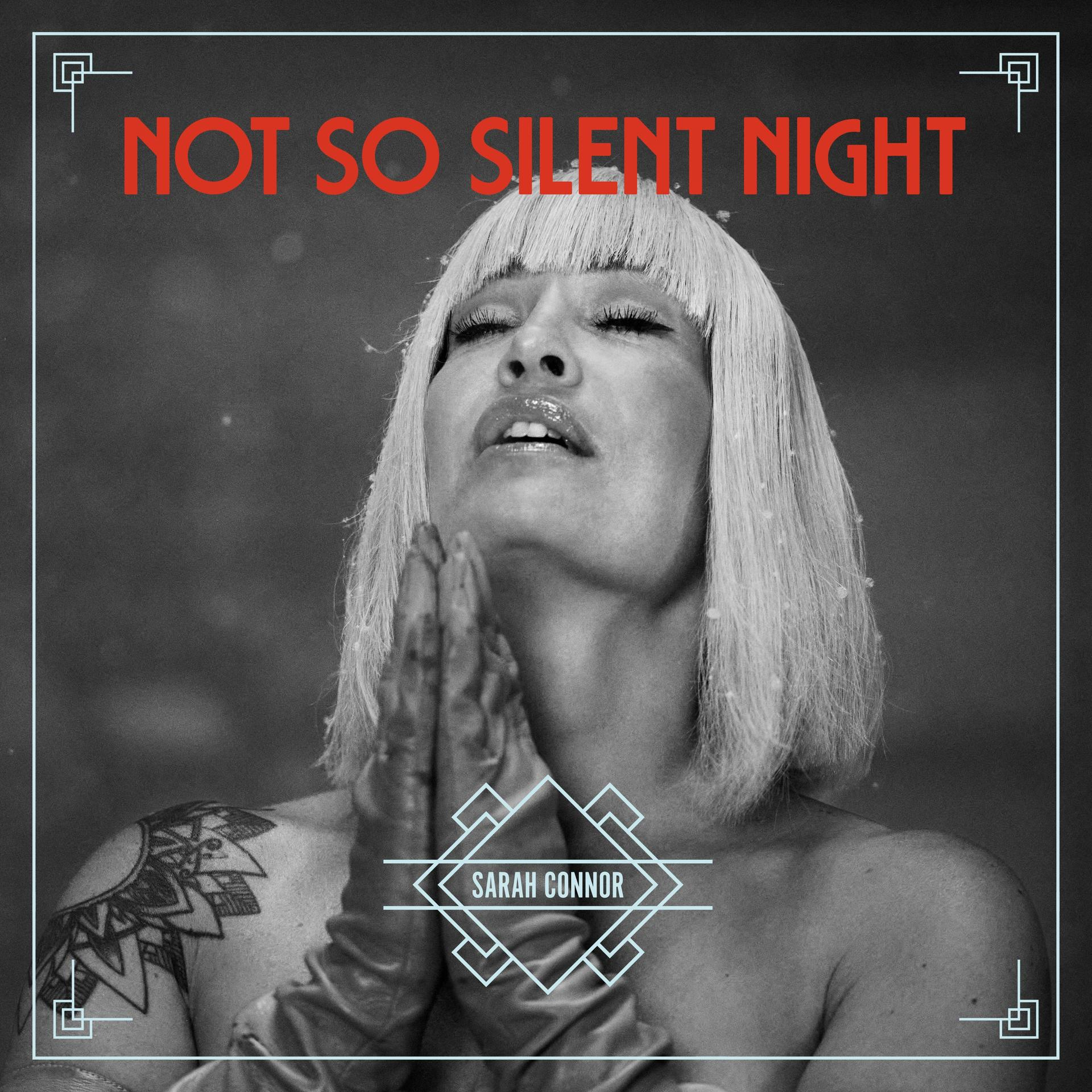 Sarah Connor Albumcover, Frau mit weißen Haaren, roter Text: Not So Silent Night.