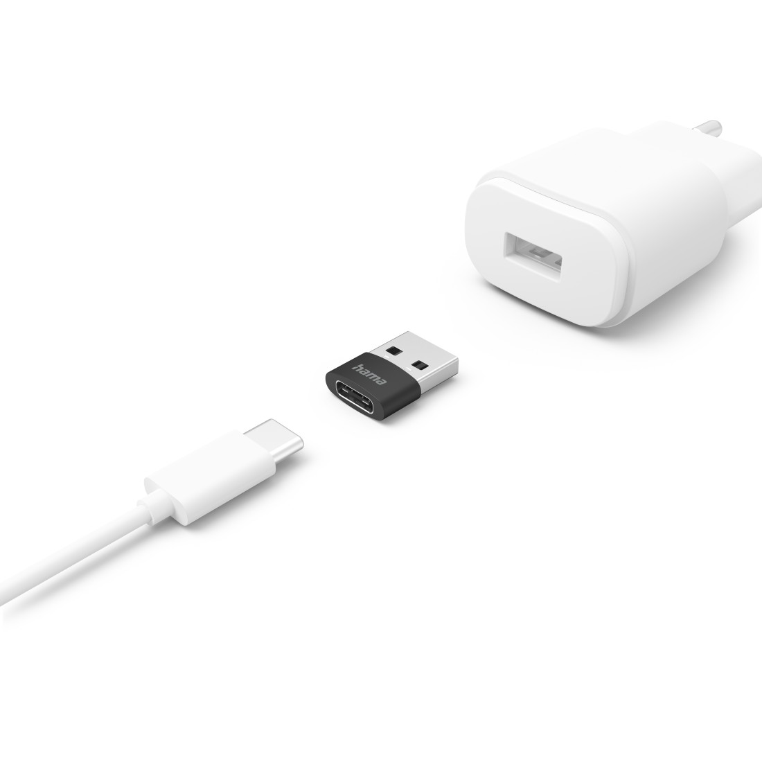 Ein weißes Wandladegerät, ein USB-C-Adapter und ein USB-C-zu-USB-C-Kabel.
