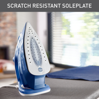 Blaues Bügeleisen mit weißer Sohle, Bügelbrett und Text 'SCRATCH RESISTANT SOLEPLATE'.