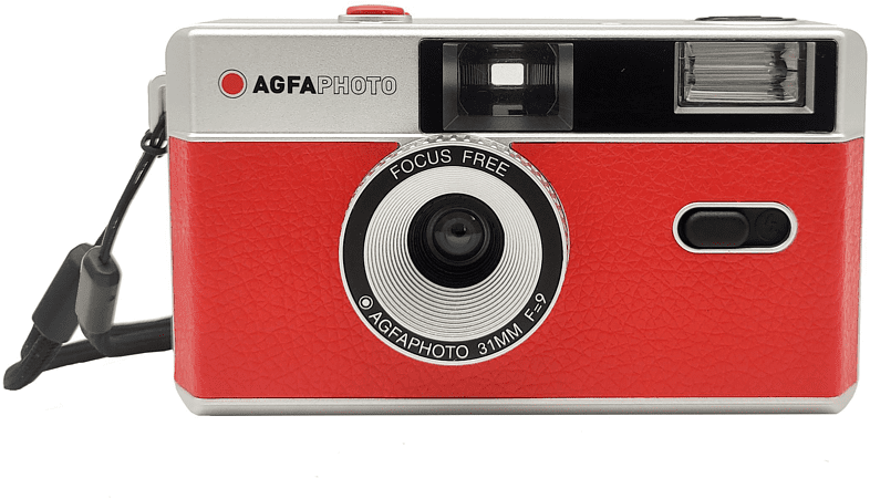 Eine rote und silberne AGFA-Fotokamera, ohne Fokus, mit schwarzem Riemen.